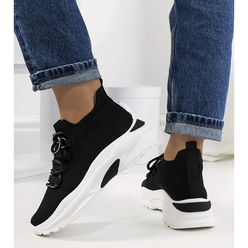 Black women's Barraza sneakers