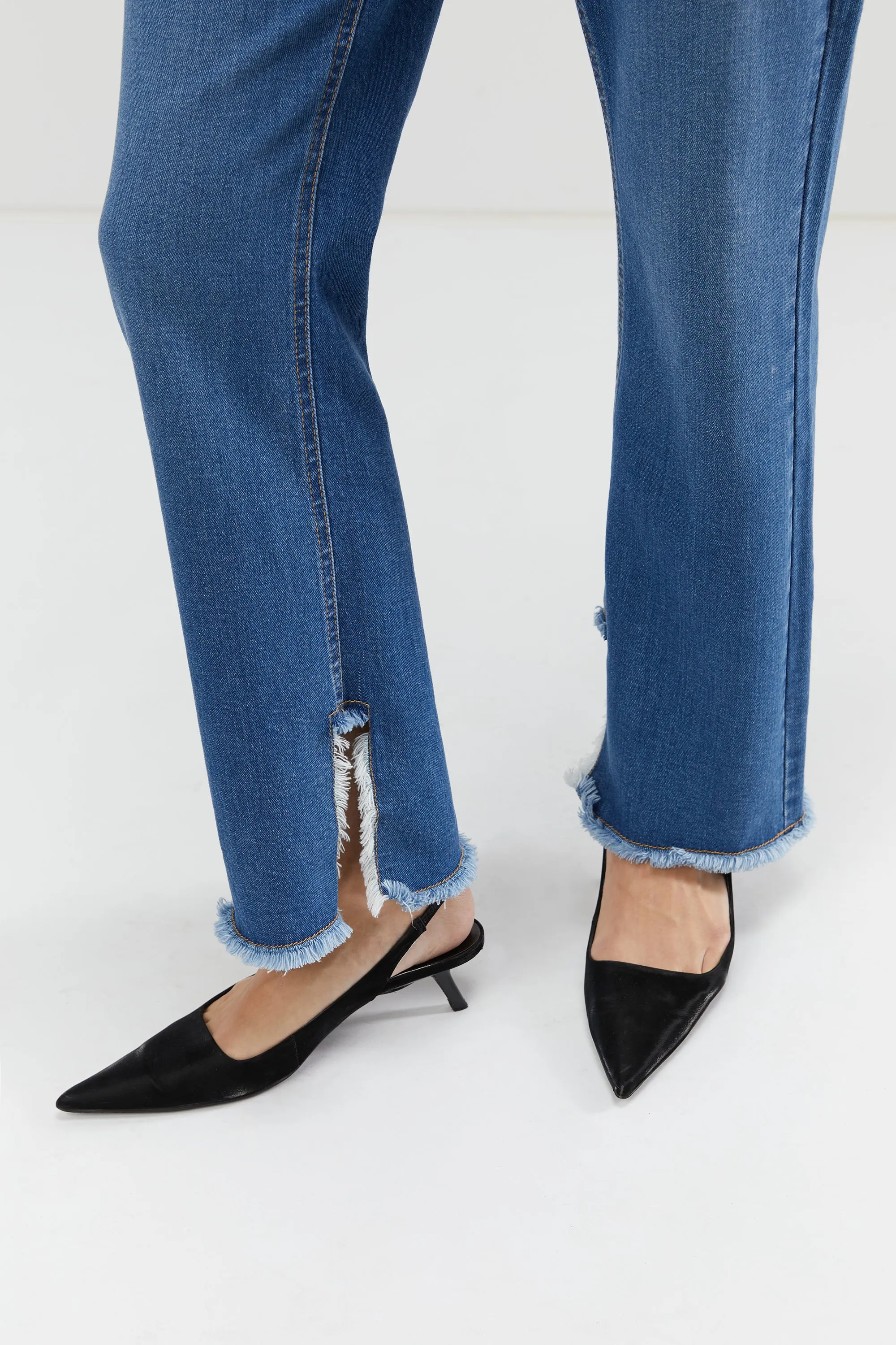 FRAYED FLARE JEANS